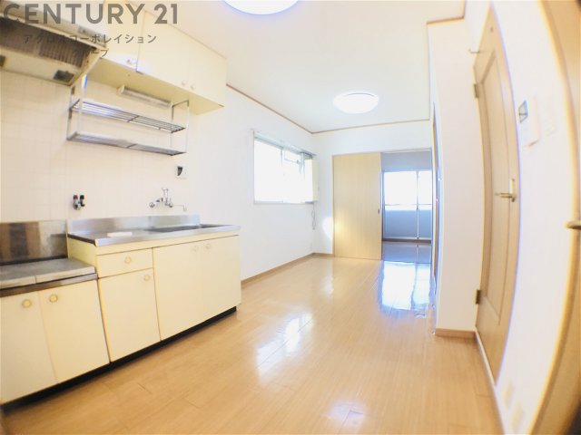 居室・リビング　床色が明るい色合いで綺麗です♪
