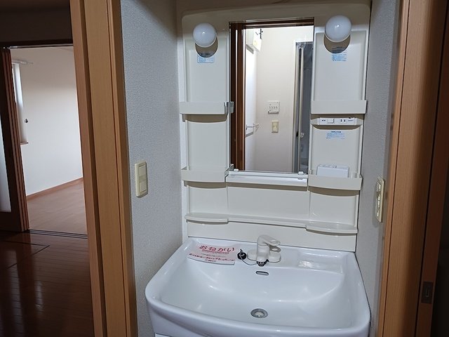 洗面設備　ゆったりとスペースのある洗面所