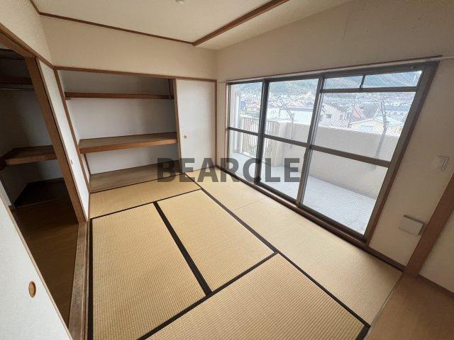 その他部屋・スペース　開放的な寝室です