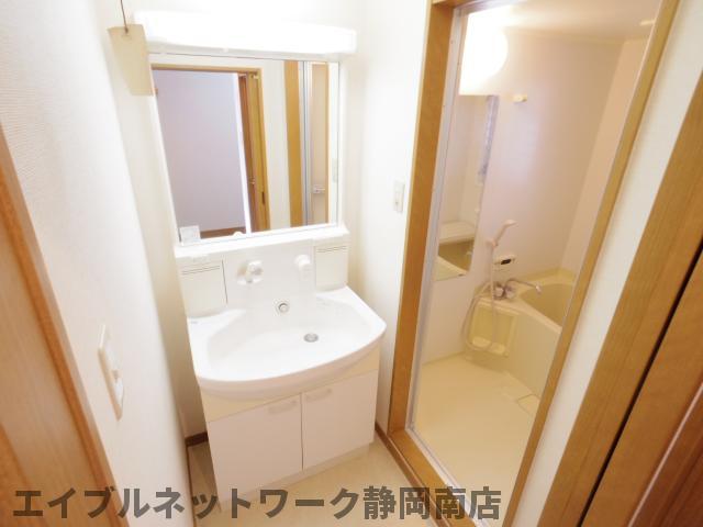 洗面設備　明るい洗面所です