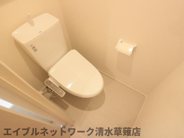 トイレ　落ち着いた色調のトイレです