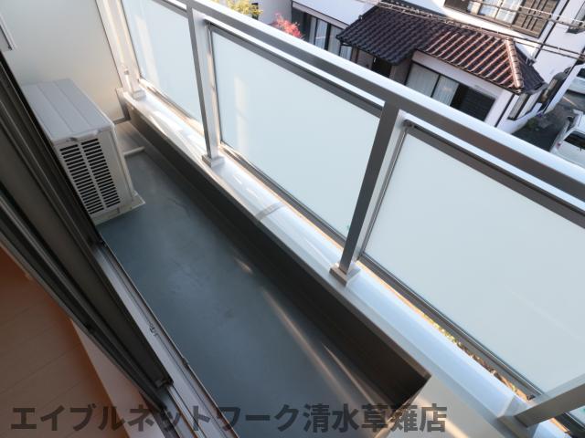 バルコニー　暖かな日差しのふりそそぐバルコニー