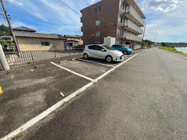 【土岐市土岐津町高山のマンションの駐車場】