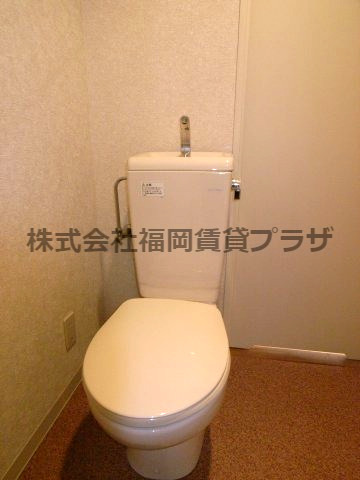 【クレタ県庁前のトイレ】