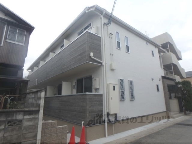 京都市山科区御陵荒巻町のアパートの建物外観