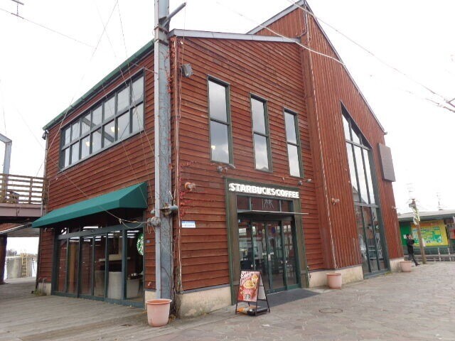 飲食店　スターバックスコーヒー函館ベイサイド店（飲食店）まで702m