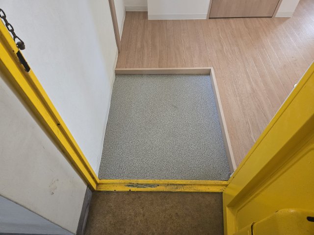 玄関　名信ビル