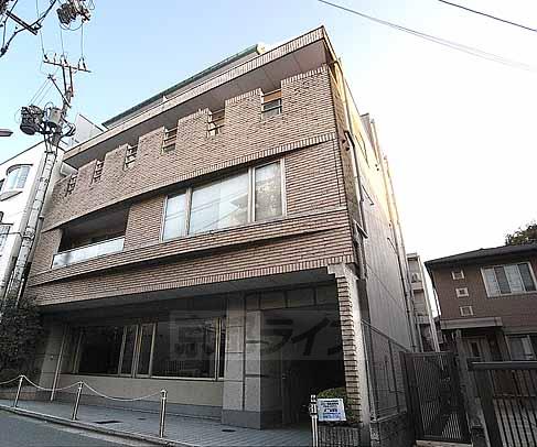 京都市東山区鐘鋳町のマンションの建物外観