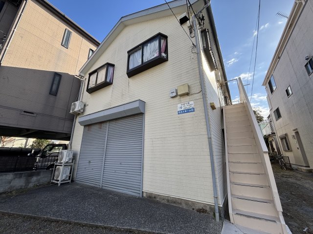 建物外観　こちらの２階のお部屋です
