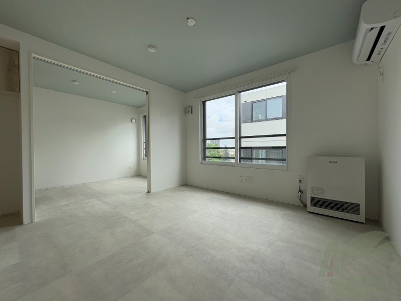 居室・リビング　フローリングや壁の色がお洒落な印象のリビングです。