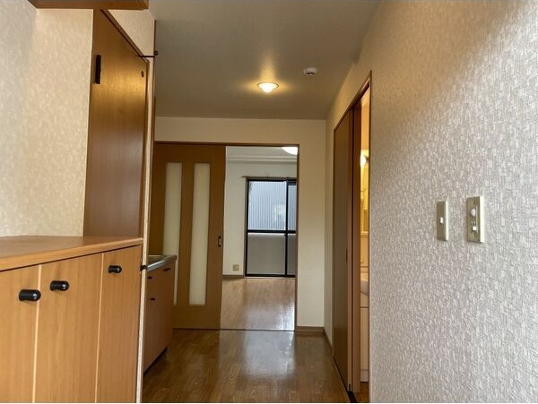 玄関　同物件の別部屋になります。