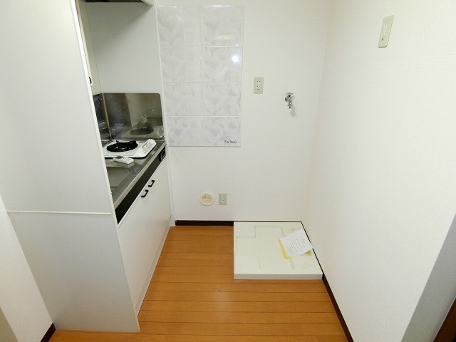 その他　キッチン脇の収納棚が置けそうなスペースがあります。