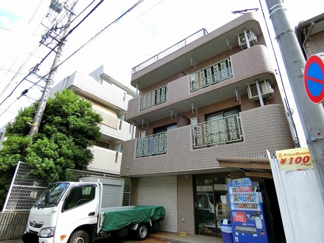 建物外観　3階建て鉄筋コンクリートのマンションです。