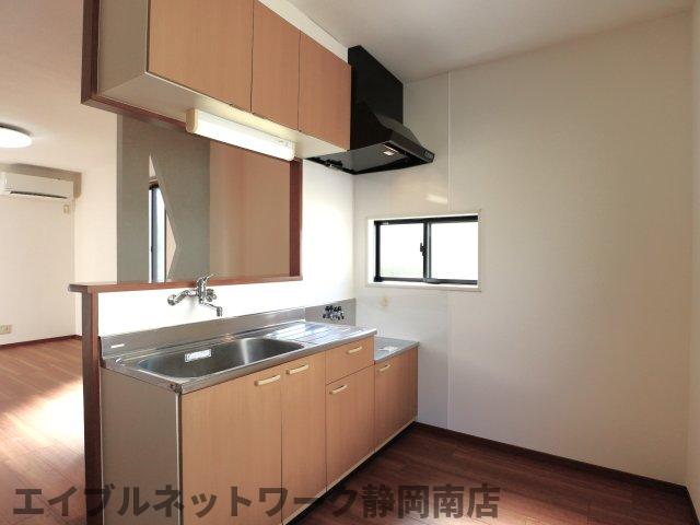 ＪＲ東海道本線 静岡駅 バス乗車時間：10分 最寄りバス停で下車 徒歩3分 2階建 築29年のキッチン写真