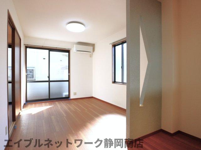 ＪＲ東海道本線 静岡駅 バス乗車時間：10分 最寄りバス停で下車 徒歩3分 2階建 築29年の居間写真