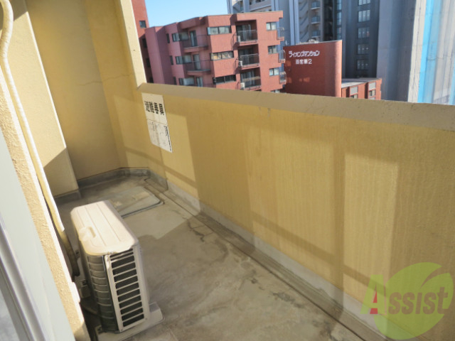 バルコニー　バルコニーは幅があり、広い印象を受けました。