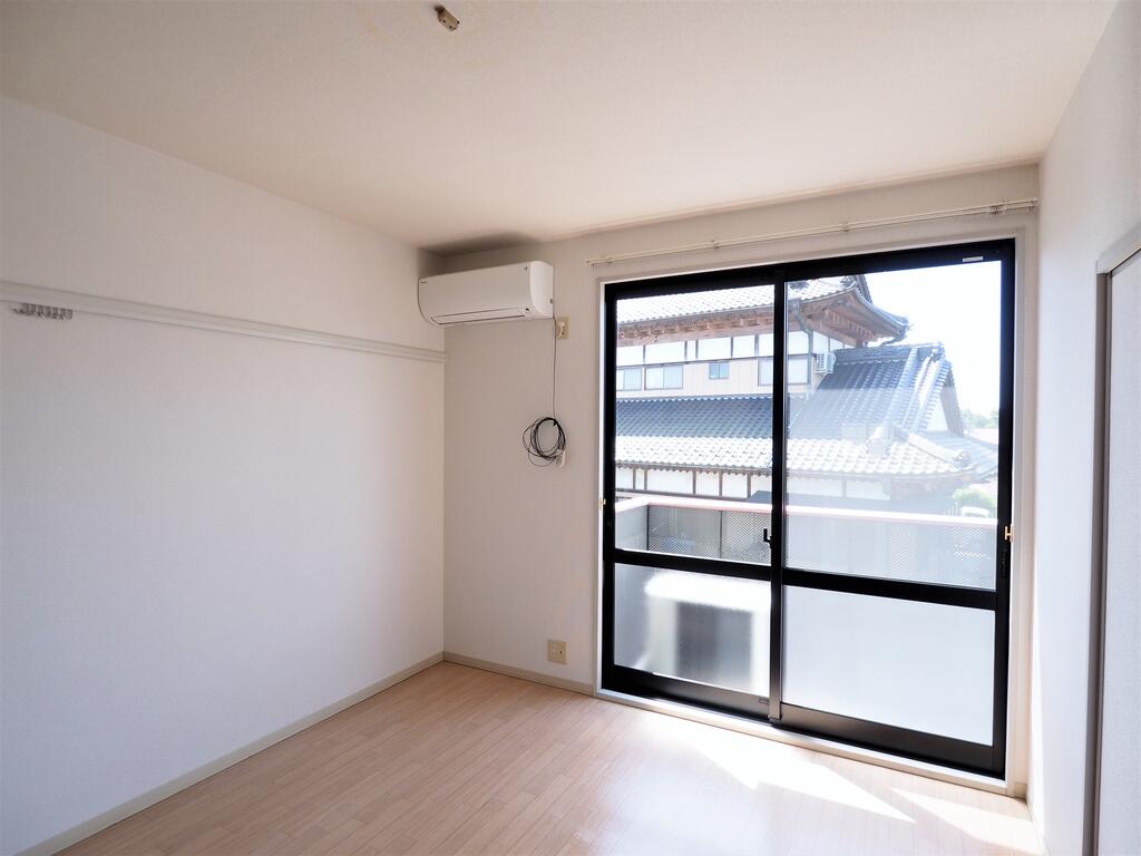 居室・リビング　南側洋室６帖　明るい日差しの入るフローリングのお部屋です。
