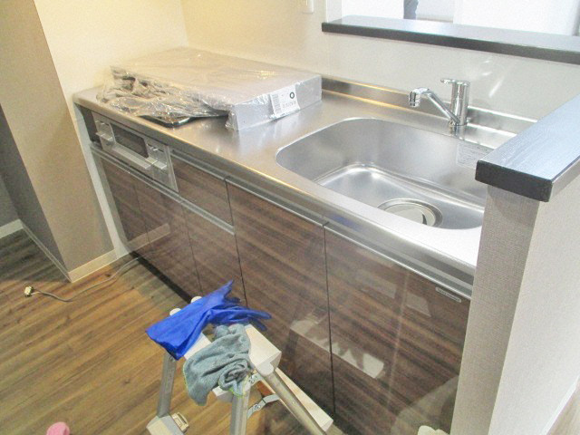 キッチン　人気の対面システムキッチンタイプです！