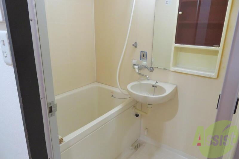 バス・シャワールーム　お風呂はこじんまりしてますが、清潔ならＯＫです。