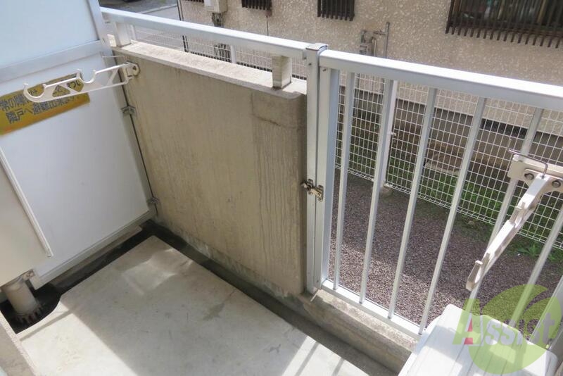 バルコニー　ベランダは広くないですが、日当たりが良くて洗濯干ＯＫですね。