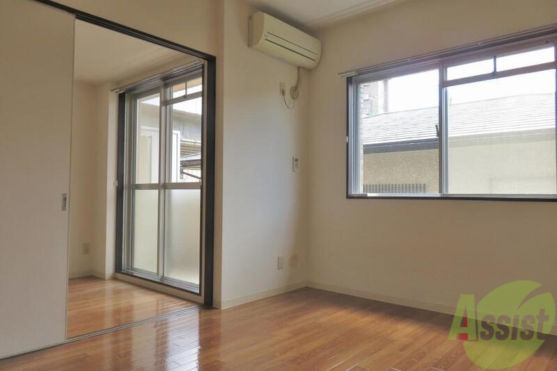 居室・リビング　大きい窓の付いた２ＤＫのお部屋のご紹介です。南向きで日当りも