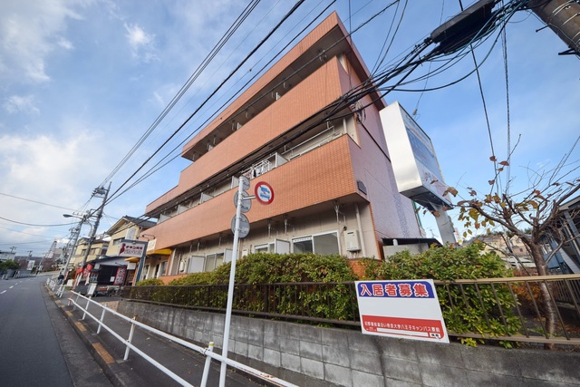 建物外観　～晴れ渡る青空～