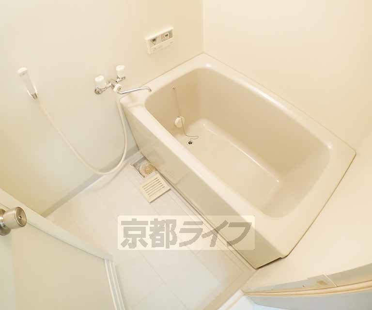 バス・シャワールーム　清潔感のあるお風呂