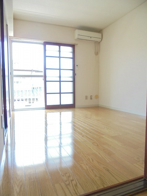 居室・リビング　写真は206号室です（参考）