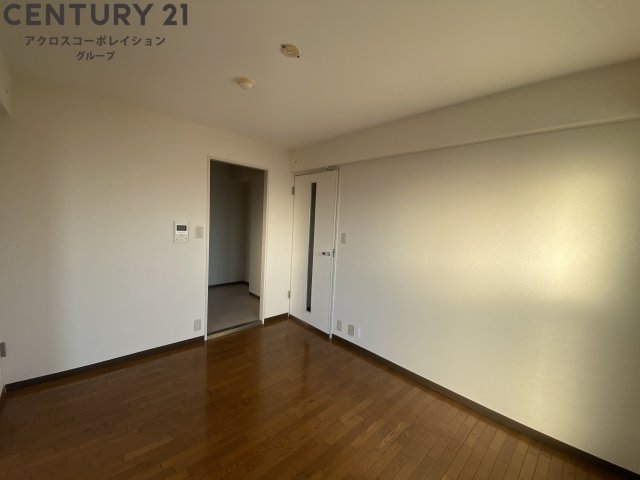 居室・リビング　床色が落ち着いた色合いです