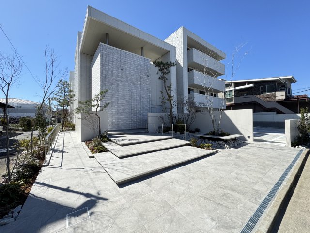 エントランス　エントランスも重厚でおしゃれ♪スロープもあります。