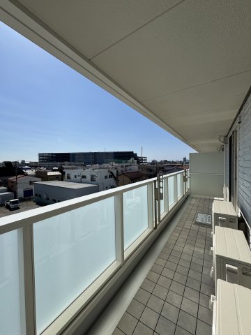 バルコニー　ワイドバルコニーには日差しサンサン♪