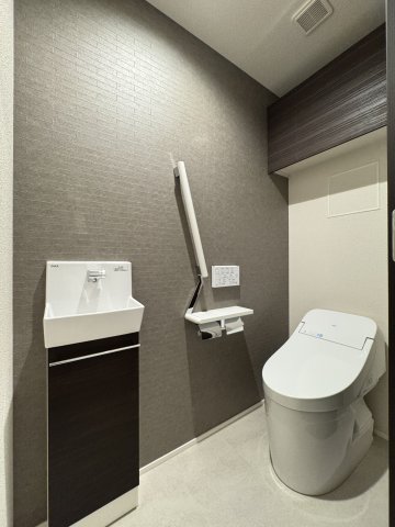 トイレ　トイレ(温水洗浄便座）上部には棚あり手洗いもあり♪