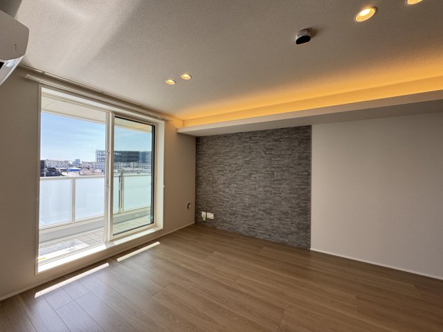 居室・リビング　あかるいリビングには印象的な間接照明♪