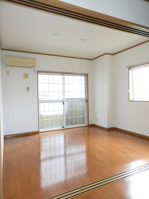 居室・リビング　同物件別室です