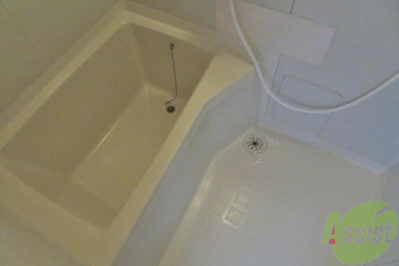 バス・シャワールーム　お風呂はシャワー付きで湯たり入れる広さです。