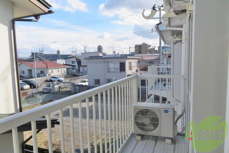 バルコニー　バルコニーも洗濯物を干すには十分です。