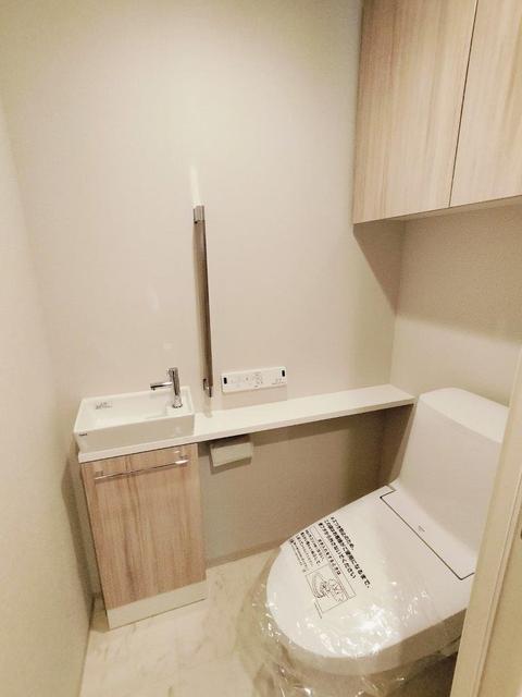 トイレ　温水洗浄便座・手洗いカウンター付