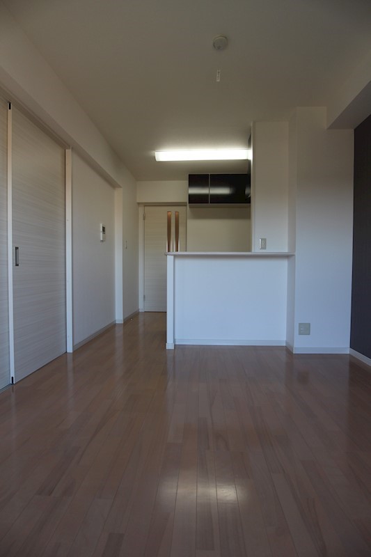 居室・リビング　※別号室の写真です。人気のカウンターキッチンです。