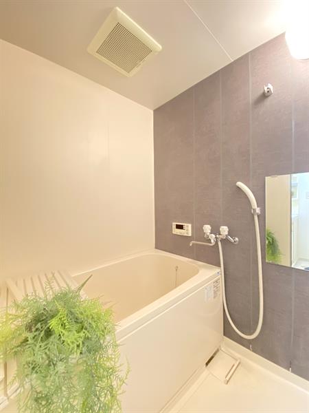 バス・シャワールーム　アクセントが映える浴室