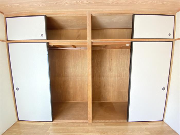 収納　南側洋室の壁1面収納です