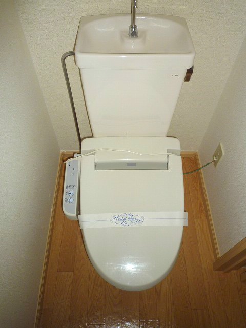 トイレ　写真は105号室です。
