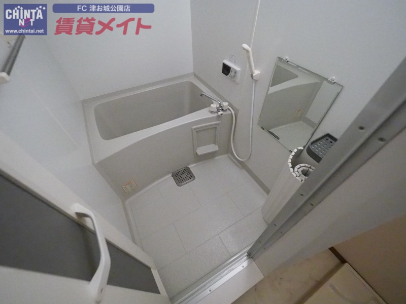 バス・シャワールーム　別部屋同型反転タイプです。