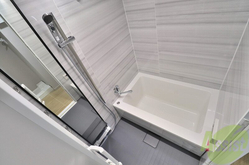 バス・シャワールーム　鏡付きの綺麗なバスルーム！