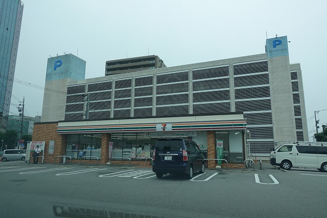 コンビニ　セブンイレブン（コンビニ）まで245m