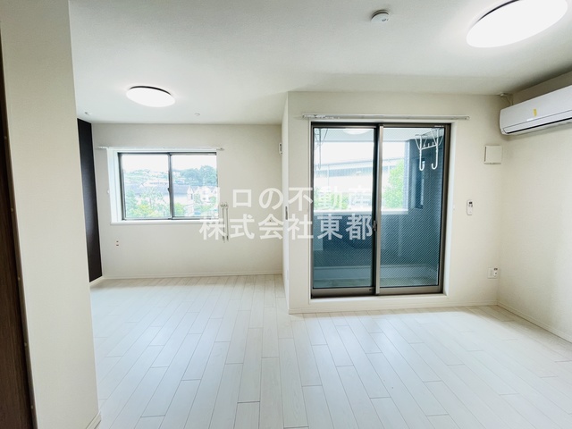 居室・リビング　広いリビングはゆったりくつろげる憩いの空間です♪