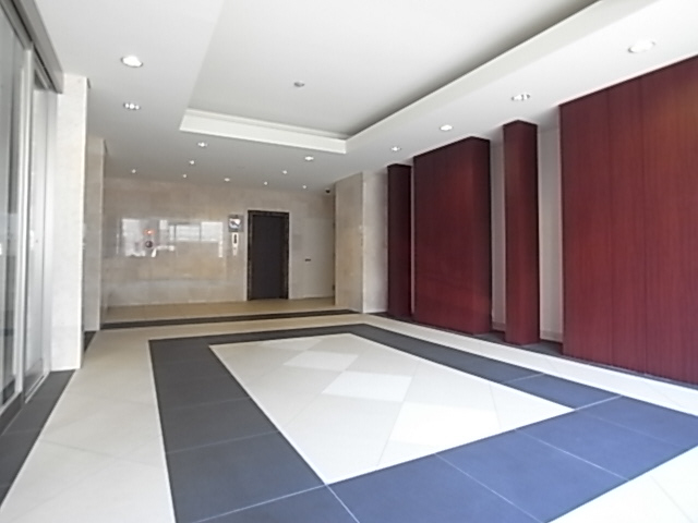 エントランス　ホテルの様なロビーですね。