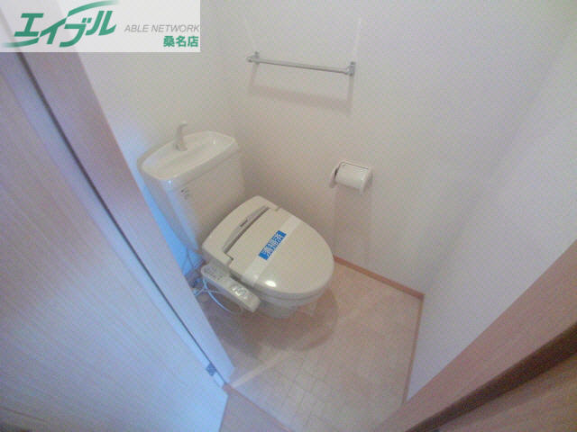 トイレ　同建物別部屋写真です