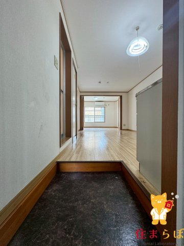 玄関　「気になったら、LINEで気軽に相談できますよ。」