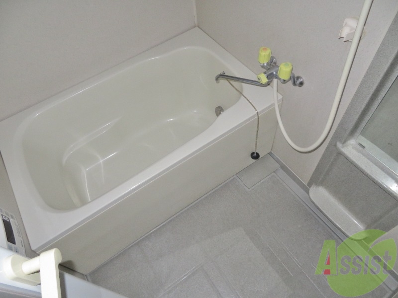 バス・シャワールーム　足を伸ばしてゆっくりお風呂に入れそうです。