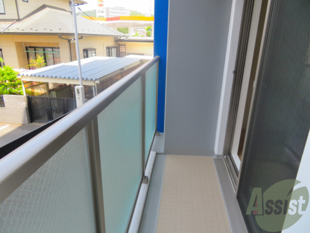 バルコニー　バルコニーは広くて洗濯物も十分に乾かせそう。